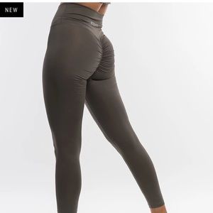 Echt olive green scrunch leggings